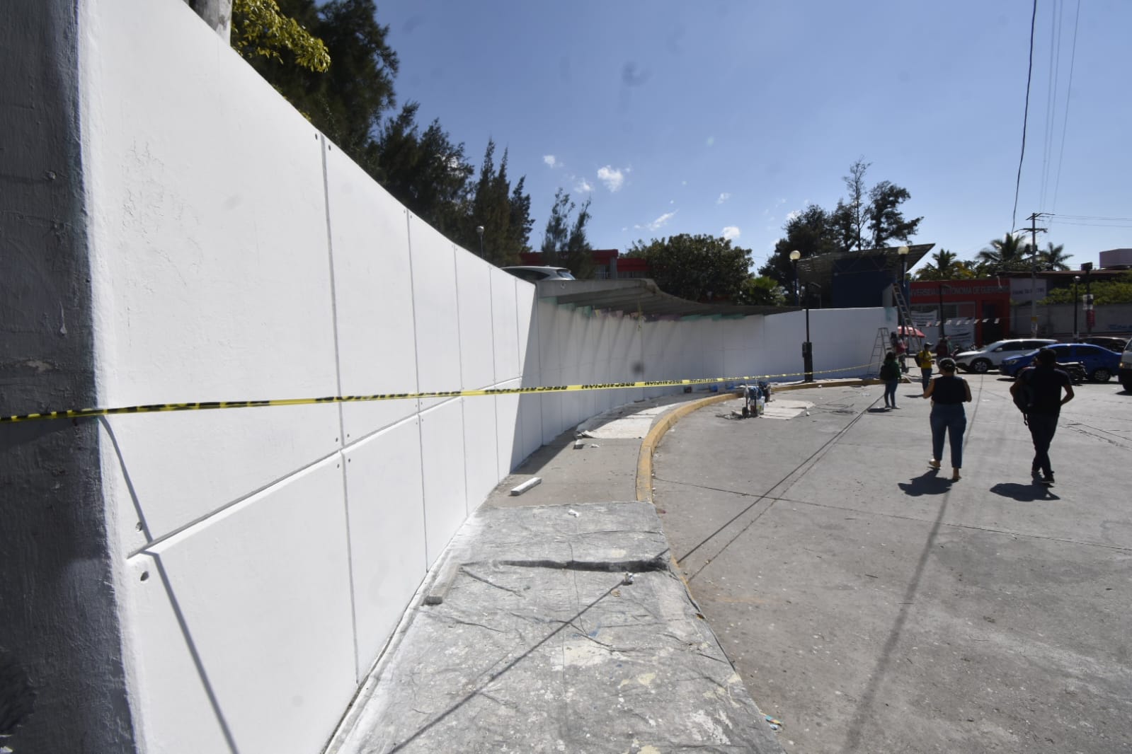 Mural sobre Ayotzinapa y feminismo en CU Chilpancingo es borrado por personal de la UAGro