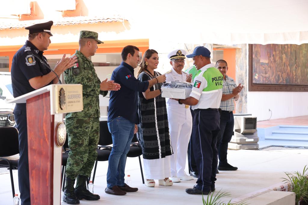 Entregan Evelyn Salgado y Jorge Sánchez histórica inversión en seguridad para Zihuatanejo