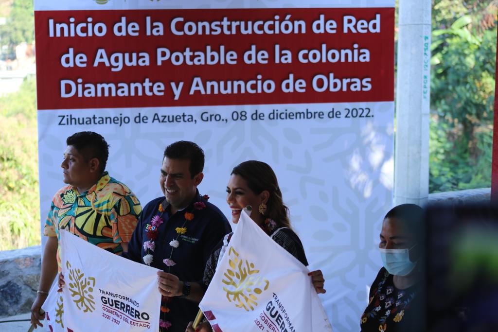 Dan Evelyn Salgado y Jorge Sánchez banderazo a nueva red de agua potable en Zihuatanejo