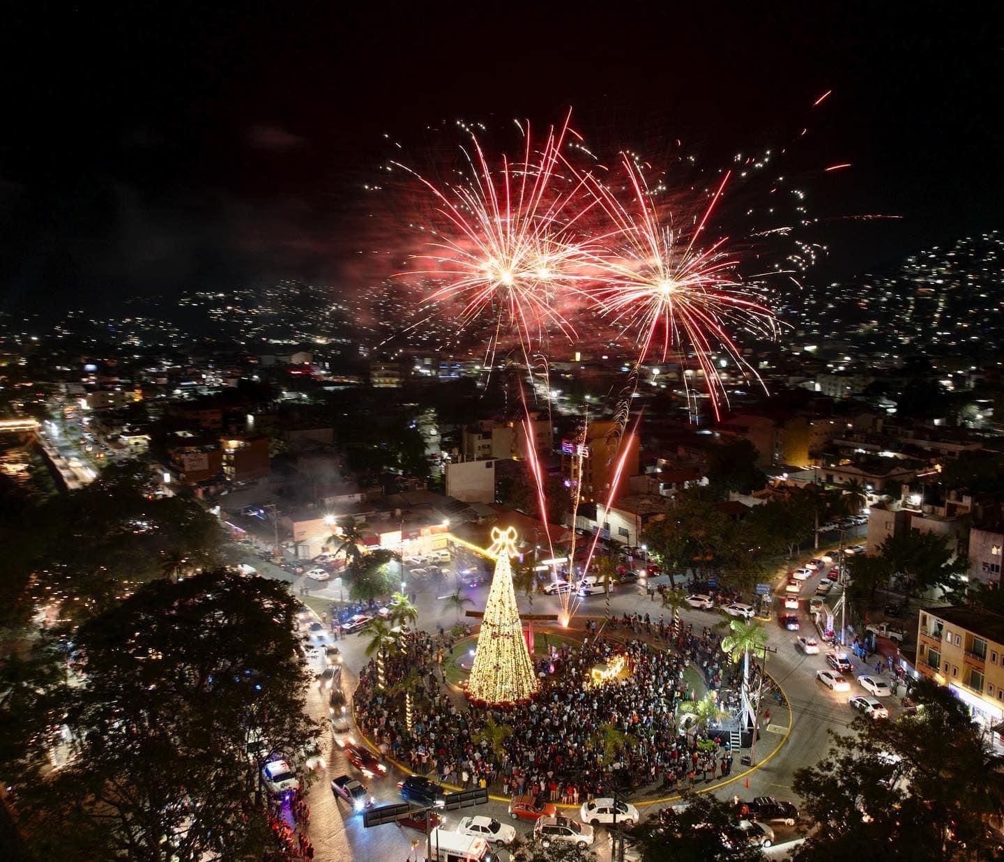 Arranca Zihua festejos navideños con espectacular festival