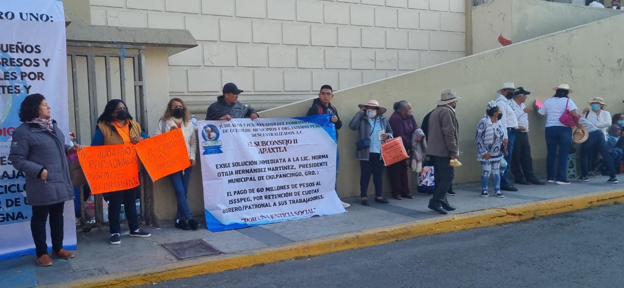 Jubilados cierran palacio municipal para exigir al Ayuntamiento pago de cuotas