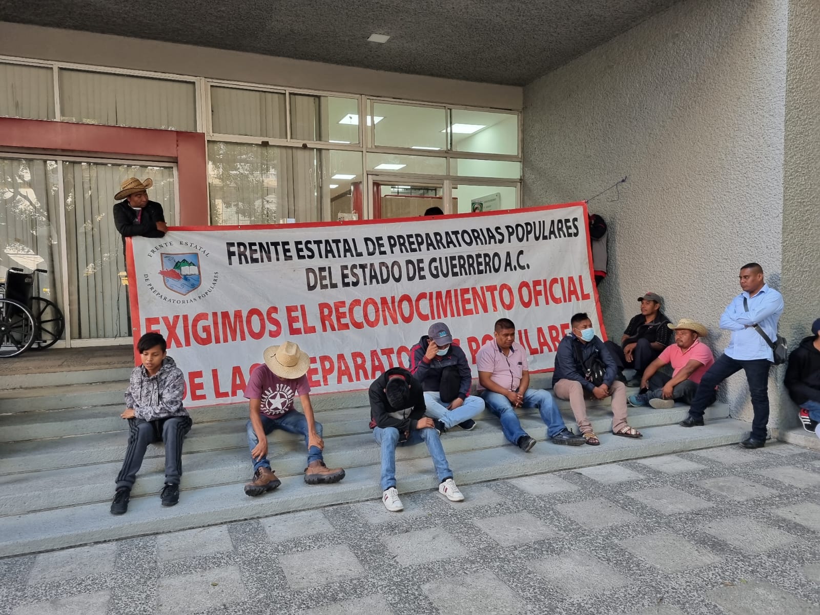 Frente de Preparatorias Populares bloquean edificio Álvarez en el centro de Chilpancingo