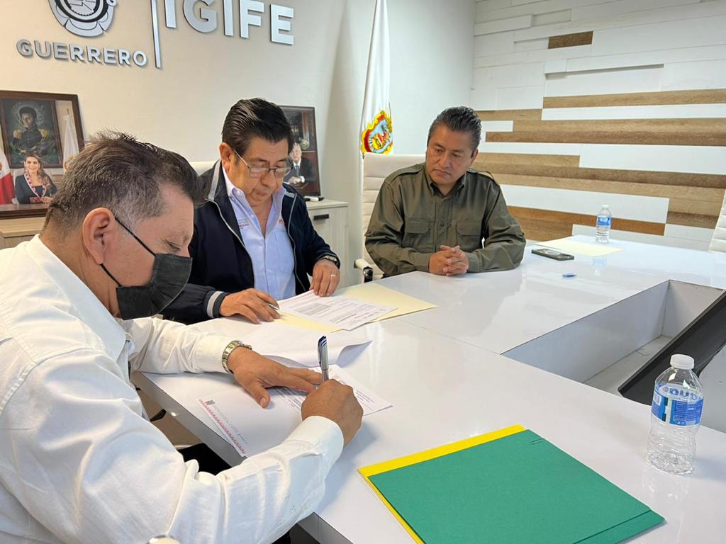 Logra Gilberto Solano encuentro con SEG e IGIFE por escuela en Tlapa