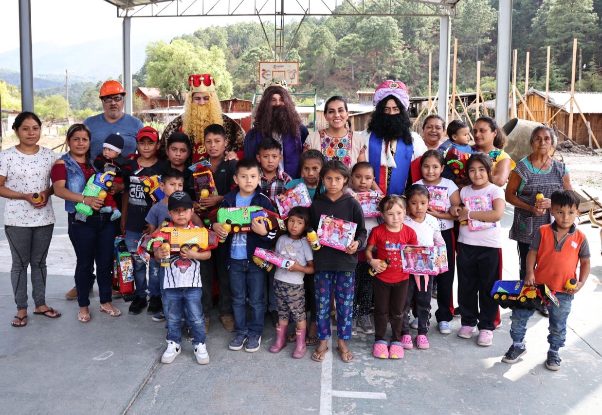 Lleva DIF Guerrero Reyes Magos y regalos a niños de la Sierra