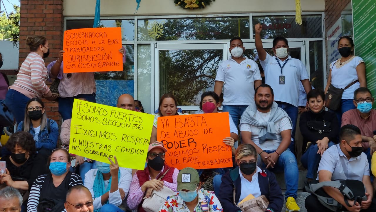 Protestan trabajadores de Salud Guerrero contra directivos por malos tratos