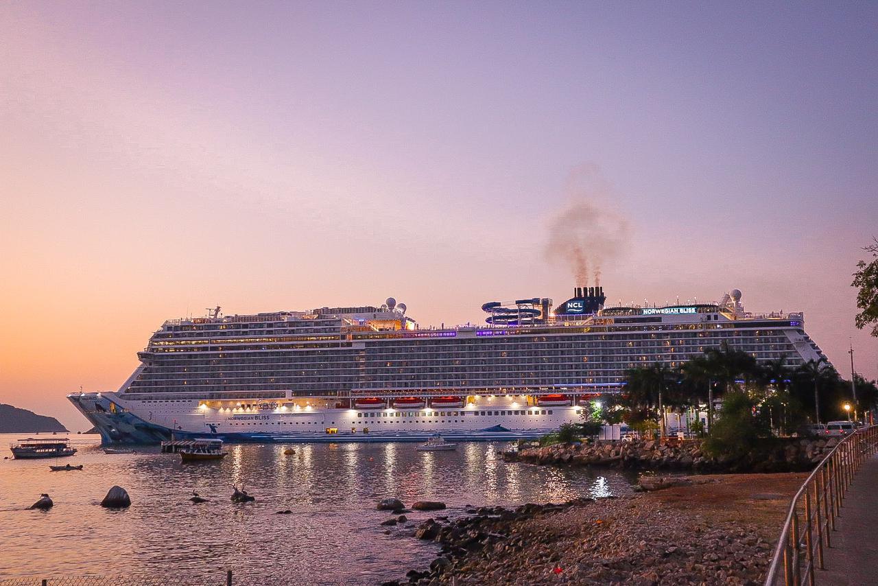 Llega gigantesco crucero a Acapulco
