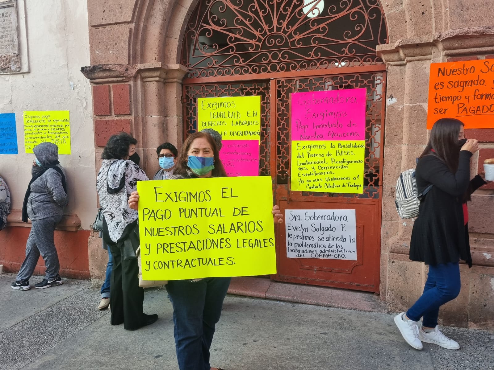 Protestan trabajadores de Cobach por falta de pago de quincena