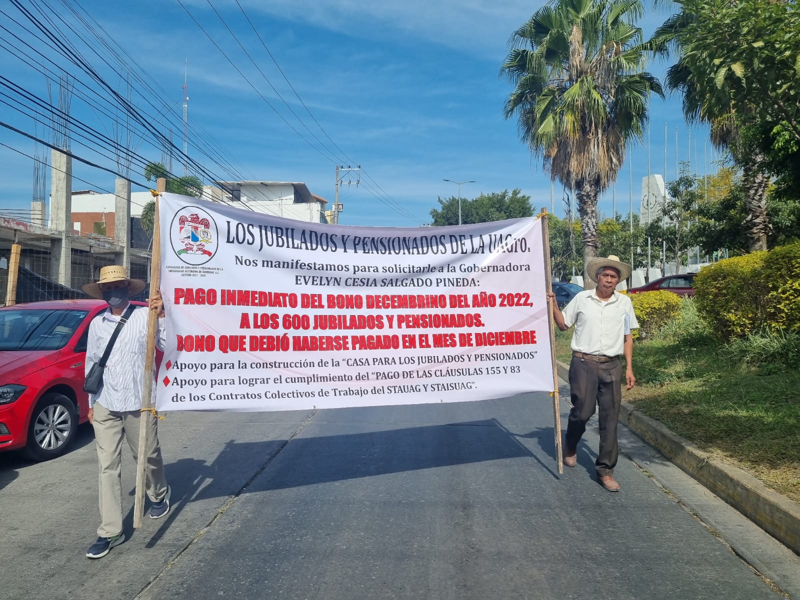 Marchan jubilados y pensionados de la UAGro por falta de bono decembrino