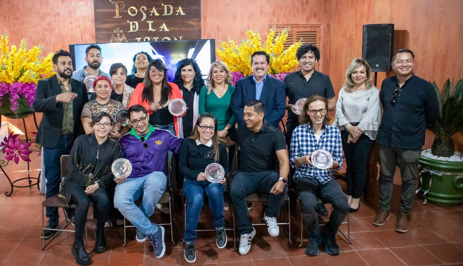 Entrega Mario Figueroa premios del Festival de Cine Mexicano y Cortometrajes realizado en  Florida