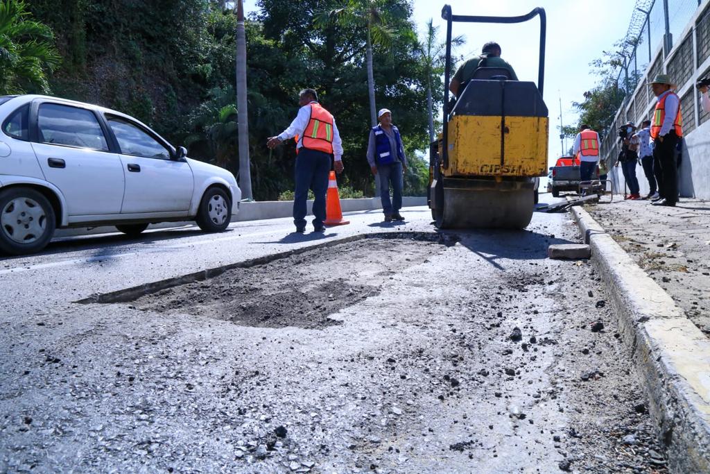 Bachea y remoza Gobierno de Guerrero avenida Escénica de Acapulco