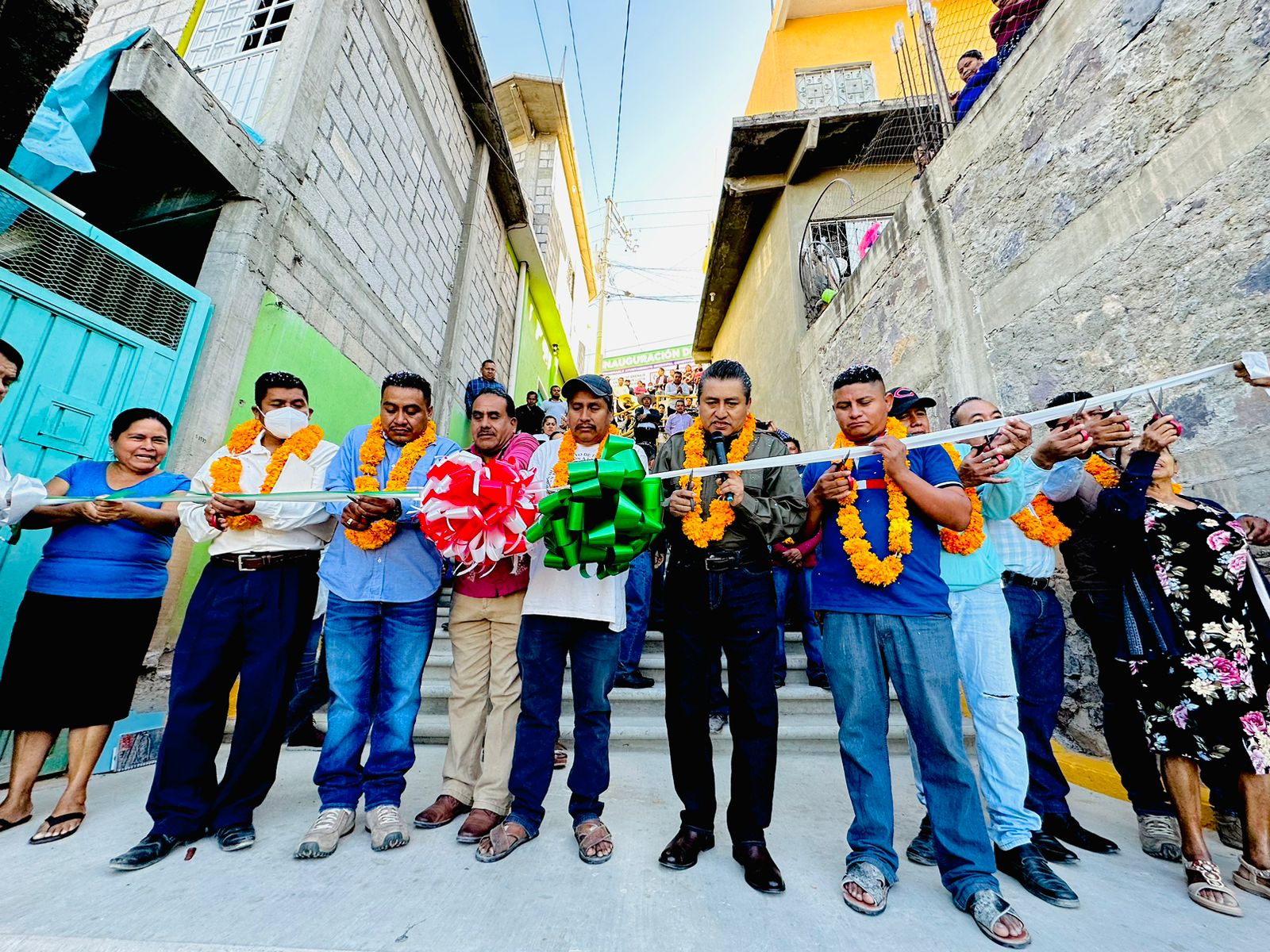 Reconocen en Tlapa a Gilberto Solano por entregar más obras en colonias populares
