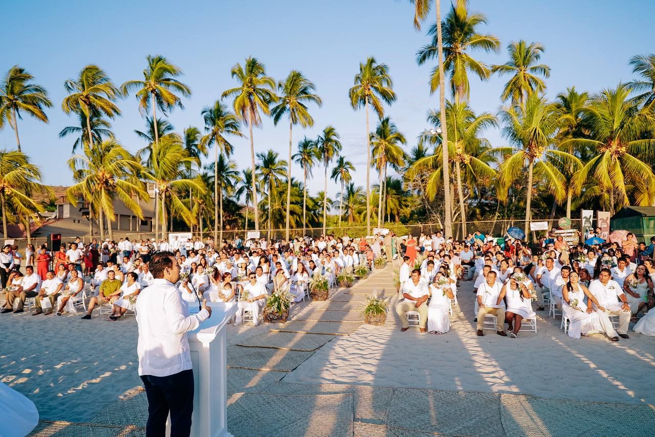 Apadrina Zihuatanejo espectacular boda a 70 parejas