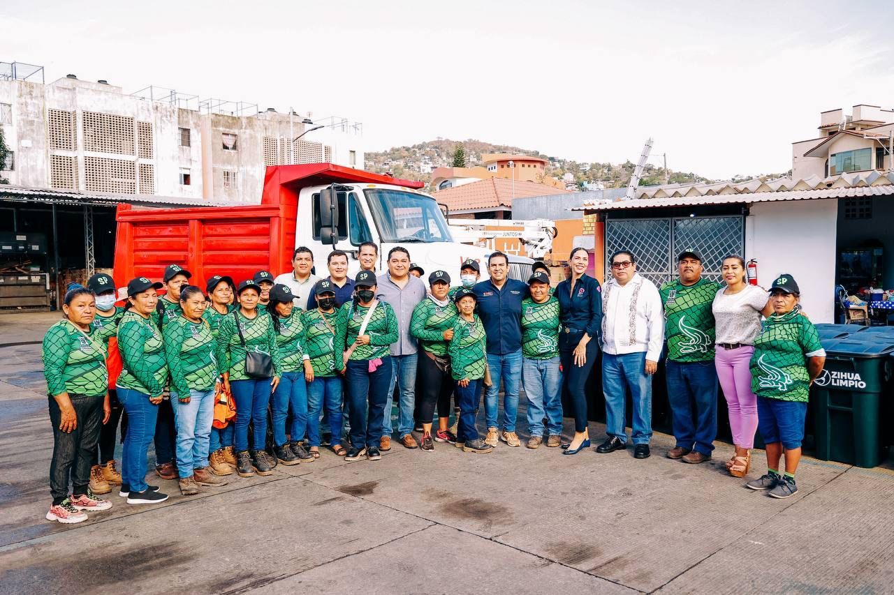 Entrega Jorge Sánchez más equipo para recolección de basura en Zihuatanejo