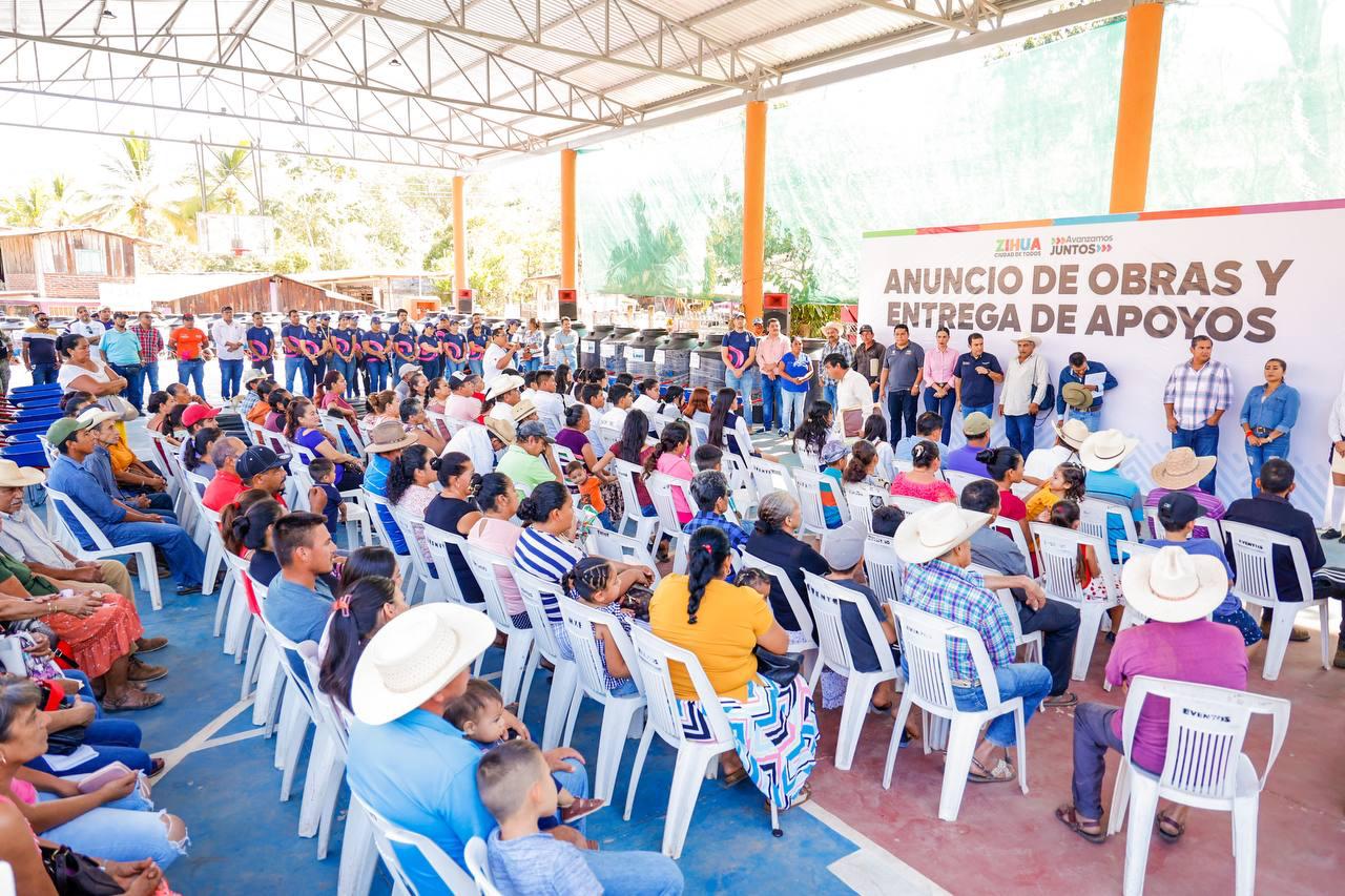 Lleva Jorge Sánchez apoyos y obras la sierra de Zihuatanejo