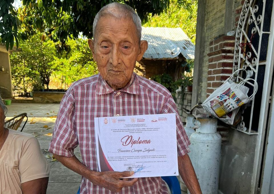 Concluye la secundaria… ¡a los 99 años!