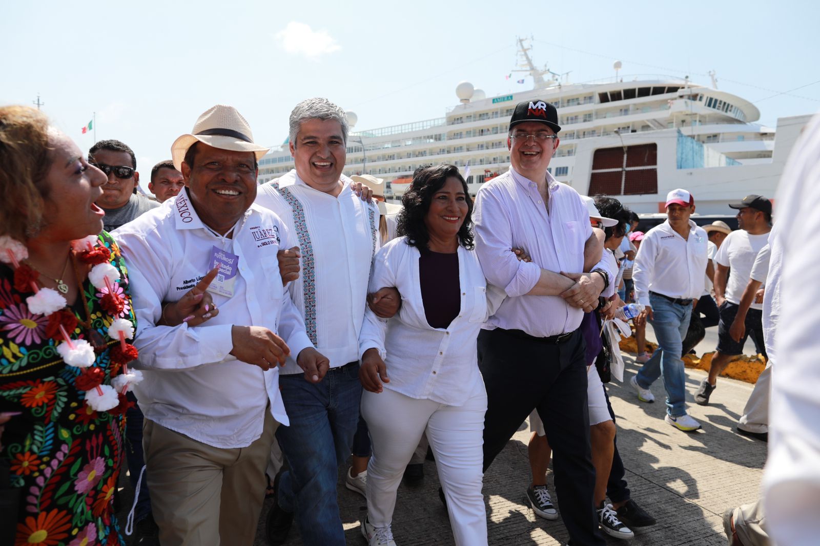 Arropan miles a Ebrard y Abelina en Acapulco
