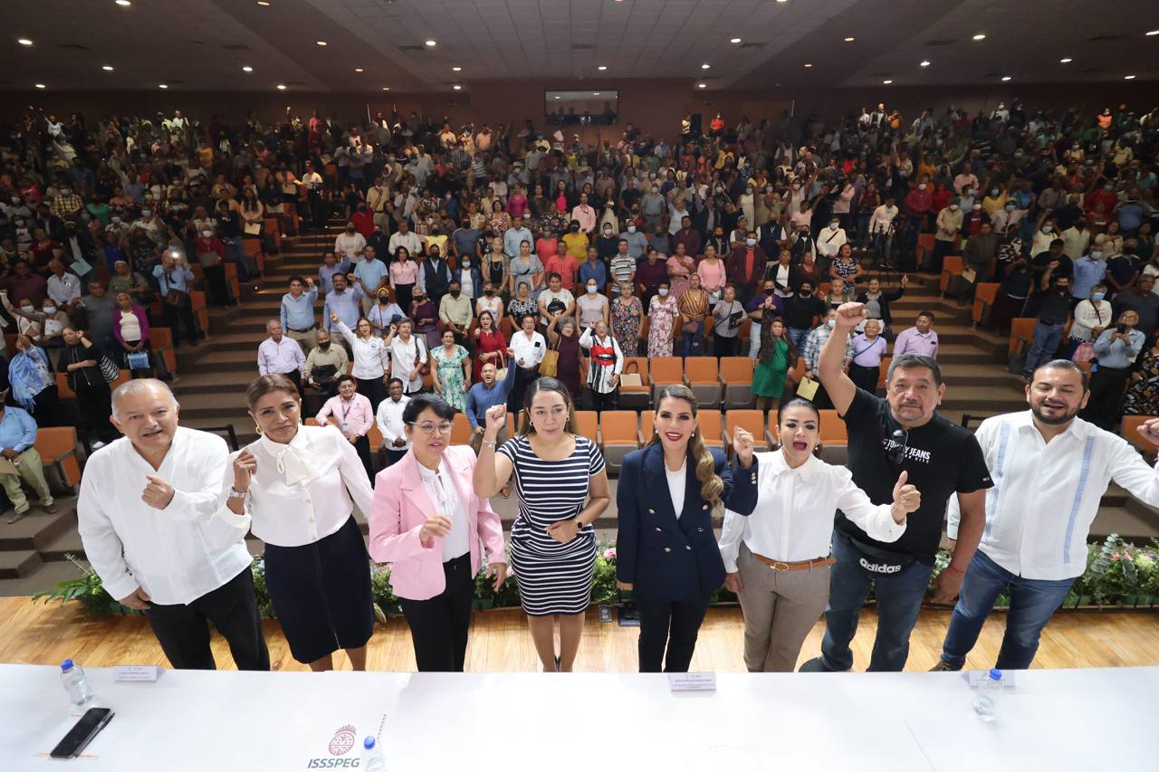 Entrega Evelyn Salgado abonos y finiquitos a 1,284 jubilados y pensionados del ISSSPEG