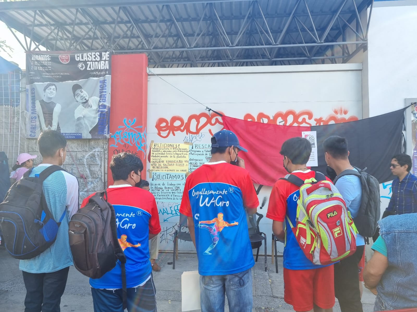 Paran trabajadores de las Unidad Deportiva de la UAGro en Chilpancingo