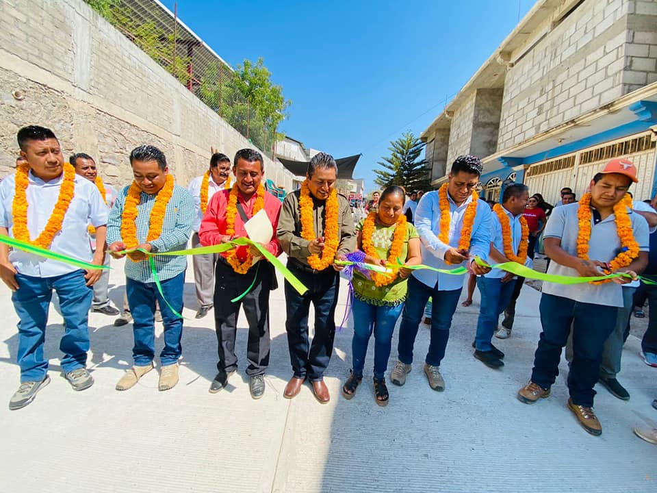 Inaugura Gilberto Solano más pavimentaciones en Tlapa