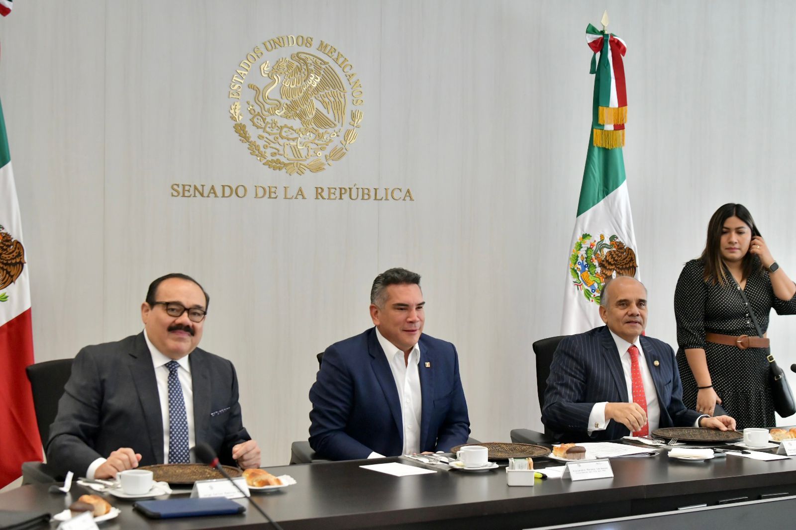 Senadores priistas, encabezados por Manuel Añorve, se reúnen con Alejandro Moreno