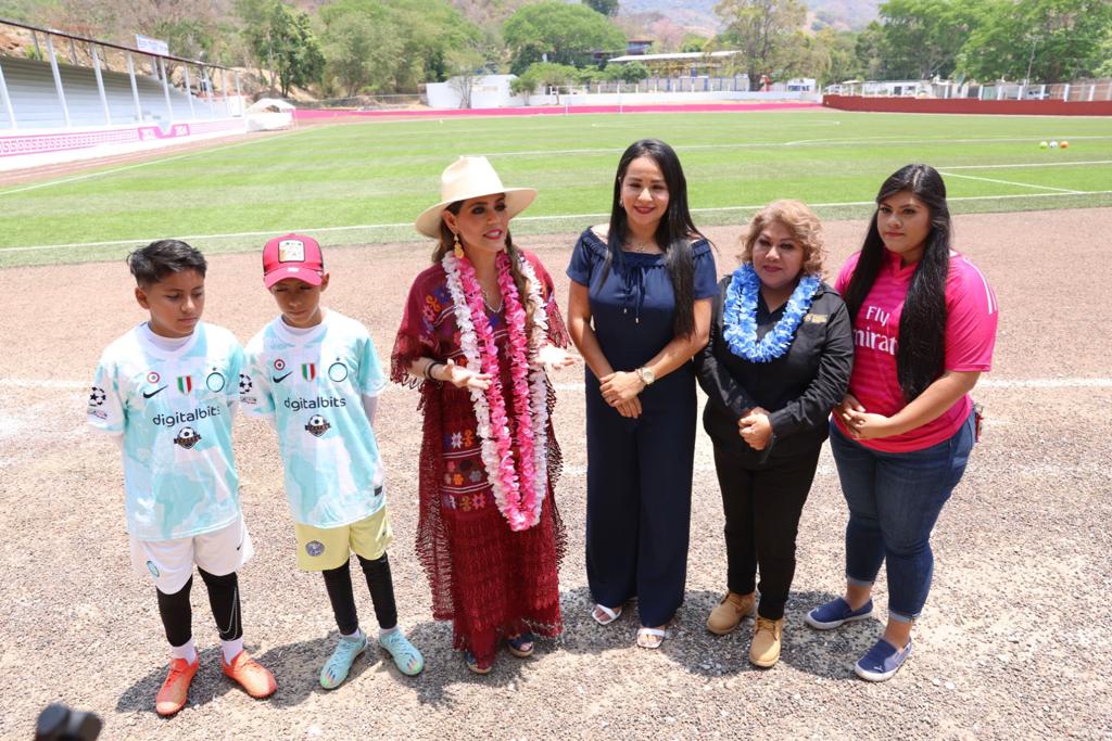 Inaguran puente, pavimentación y rehabilitación de unidad deportiva en Tierra Colorada