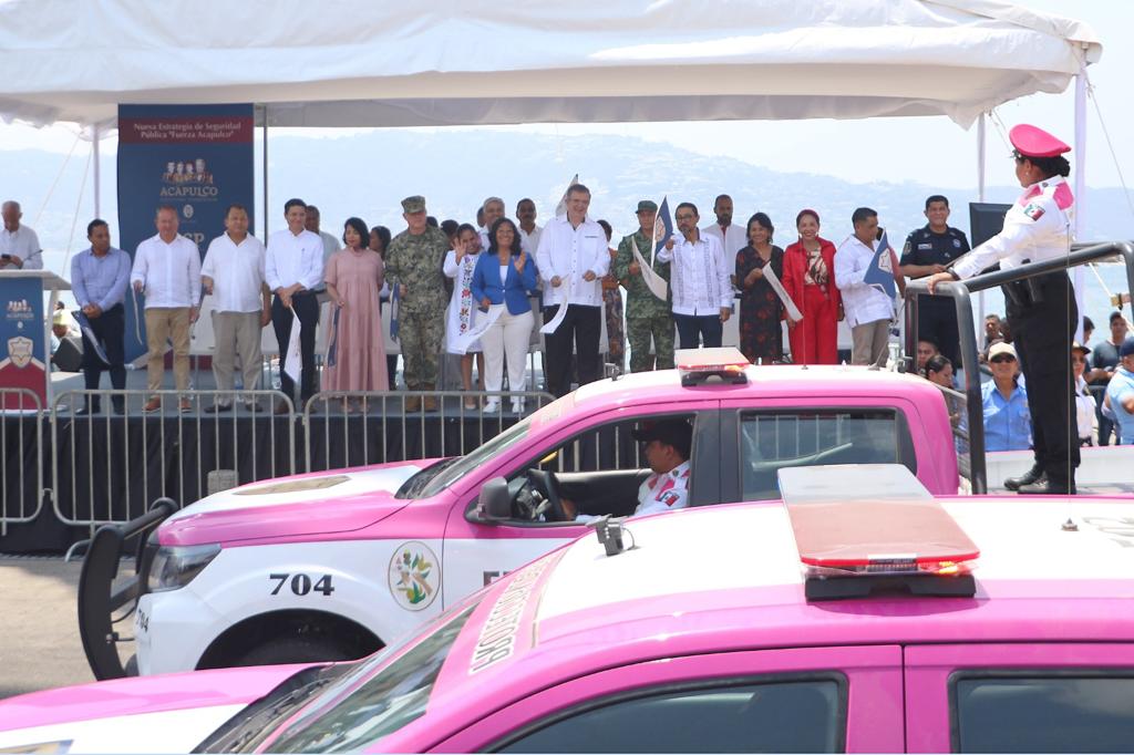 Entregan Ebrard y Abelina 100 patrullas y 4 ambulancias para Acapulco