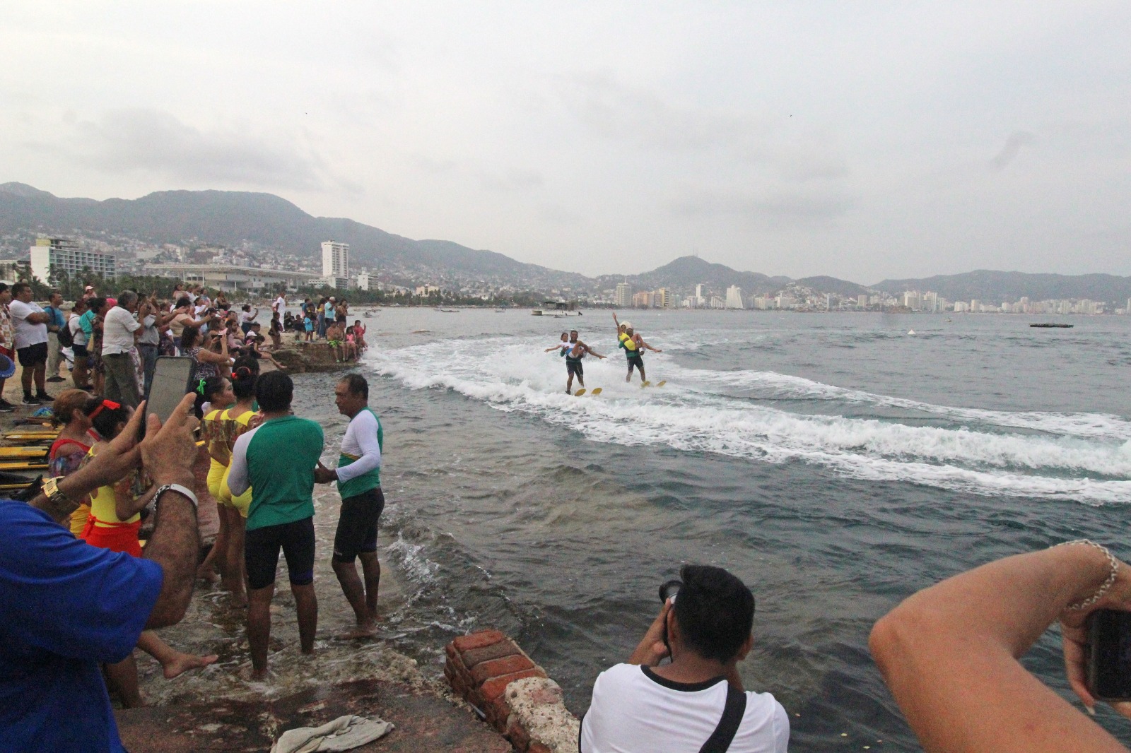 Disfrutan cientos en Acapulco del regreso del Show de Ski Acuático