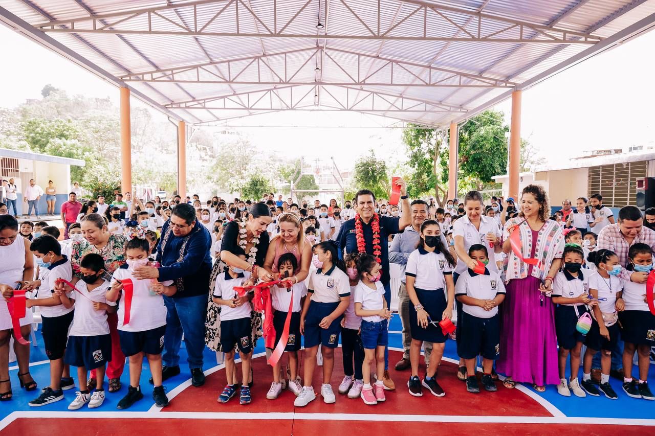 Inaugura Jorge Sánchez otra rehabilitación de cancha en Zihuatanejo