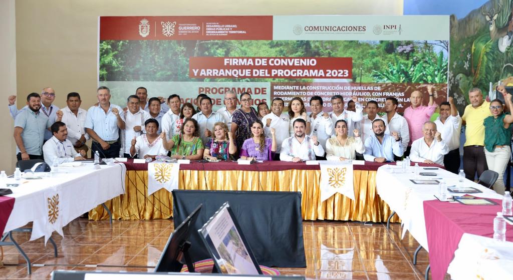Firma Evelyn Salgado convenio para Programa de Pavimentación de Caminos Rurales 2023