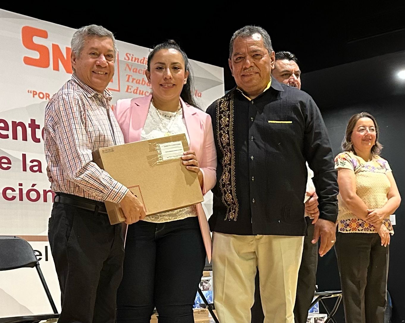 Atestigua SNTE entrega de un centenar de computadoras portátiles por parte del Gobierno de Guerrero