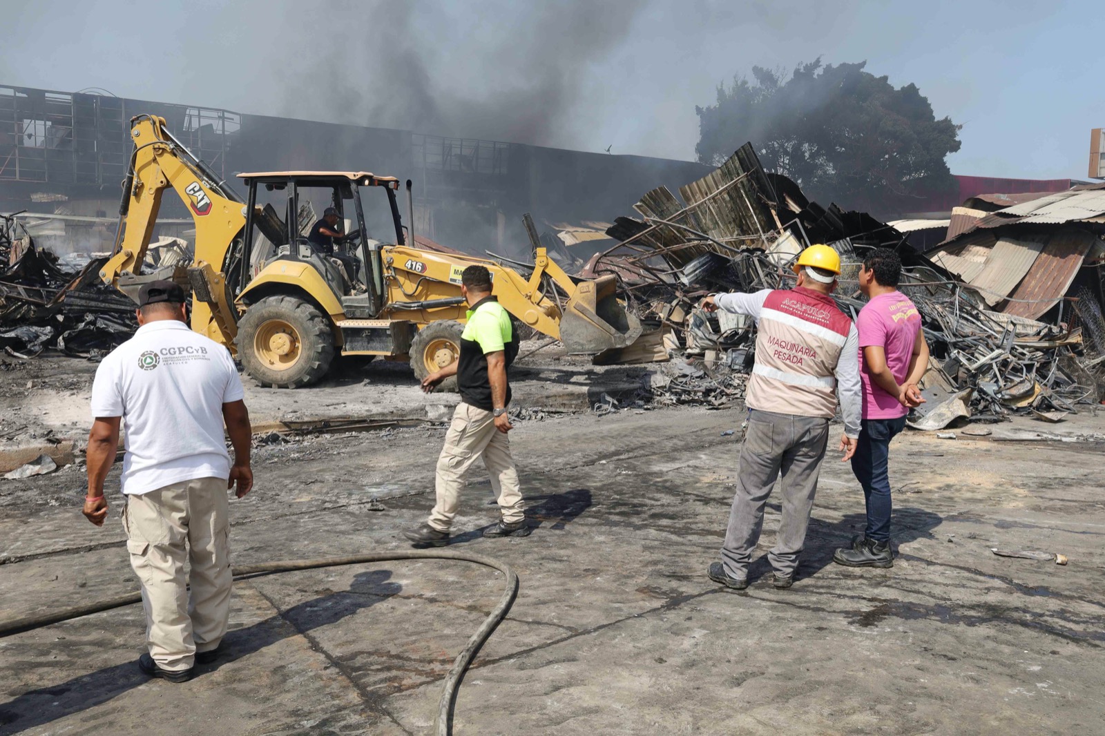 Recogen desechos en mercado de Acapulco tras megaincendio
