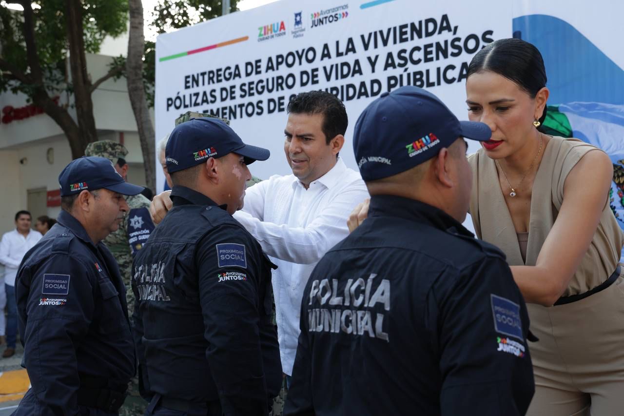 Entrega Jorge Sánchez entrega pólizas de seguro de vida a policias de Zihuatanejo