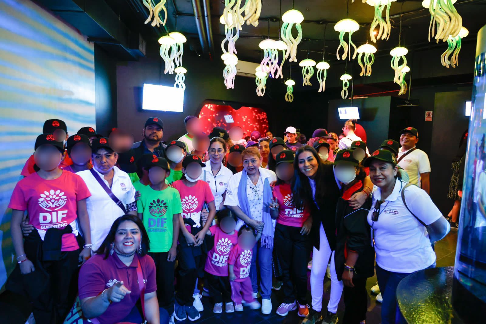 Visitan niñas y niños de la Casa Hogar del DIF el Acuario Inbursa en CDMX
