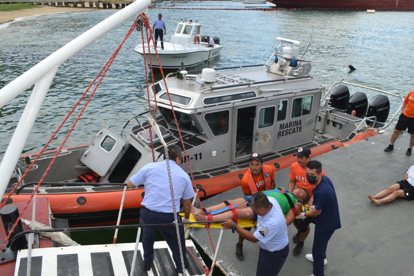 Rescata Marina a 4 personas tras explosión en su Yate frente a La Roqueta en Acapulco