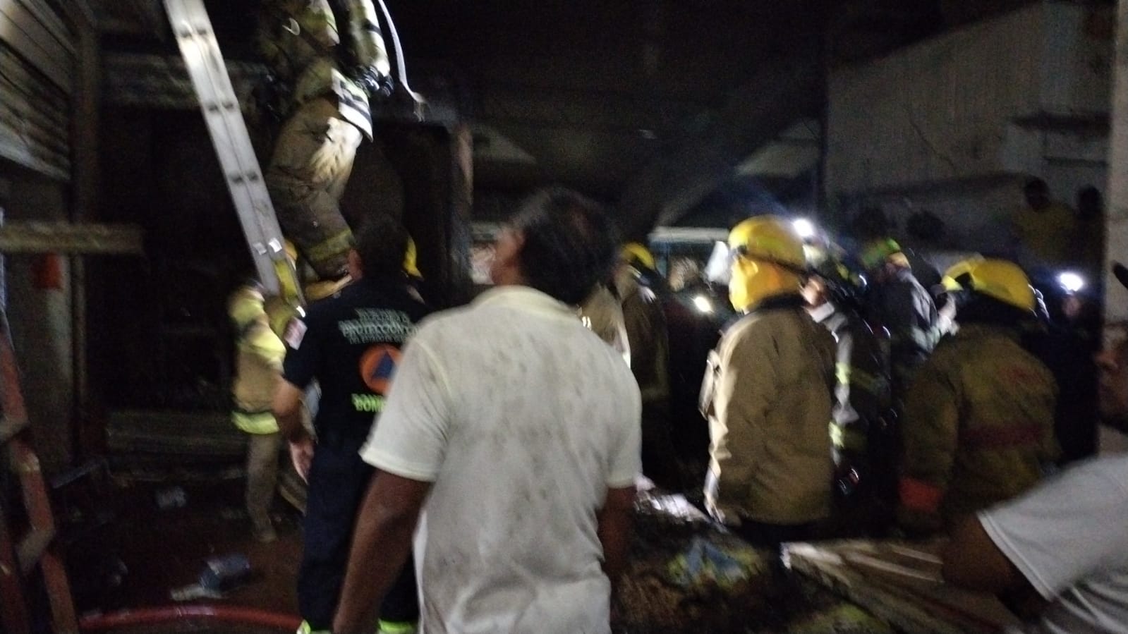 Sofocan bomberos de Protección Civil incendio en mercado central de Chilpancingo
