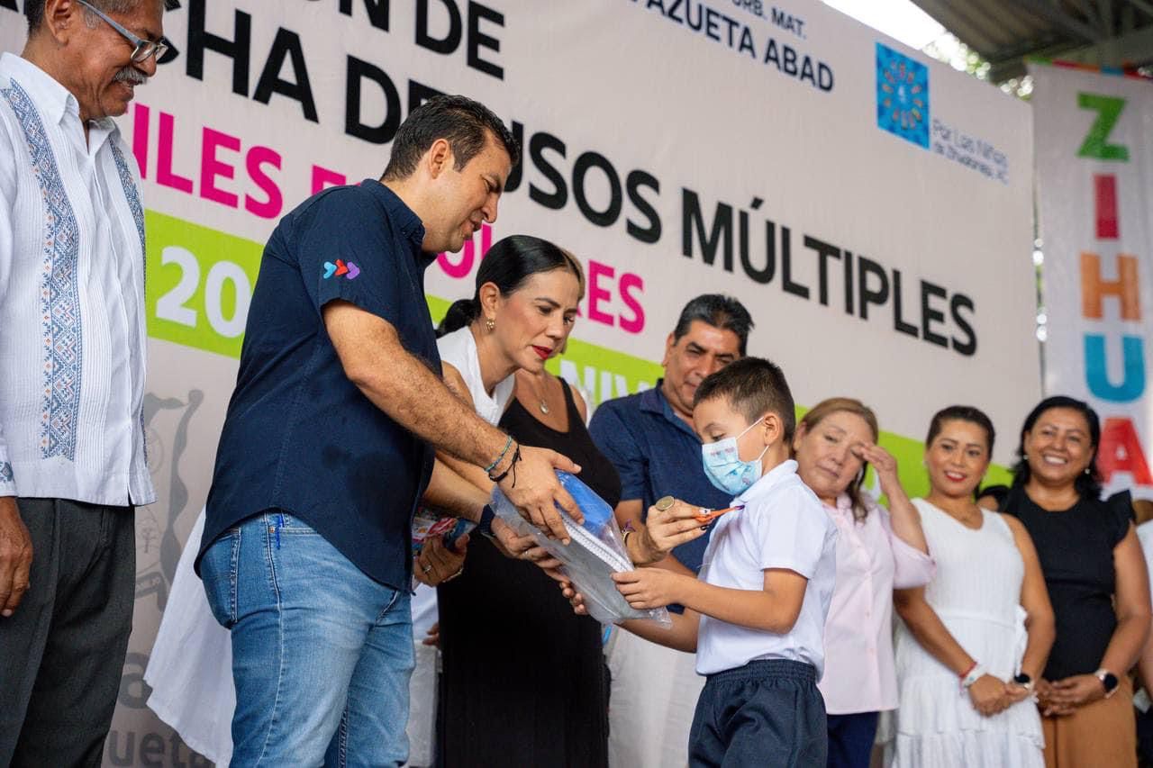 Inició ciclo escolar en Zihuatanejo con inauguración de techado y entrega de útiles escolares