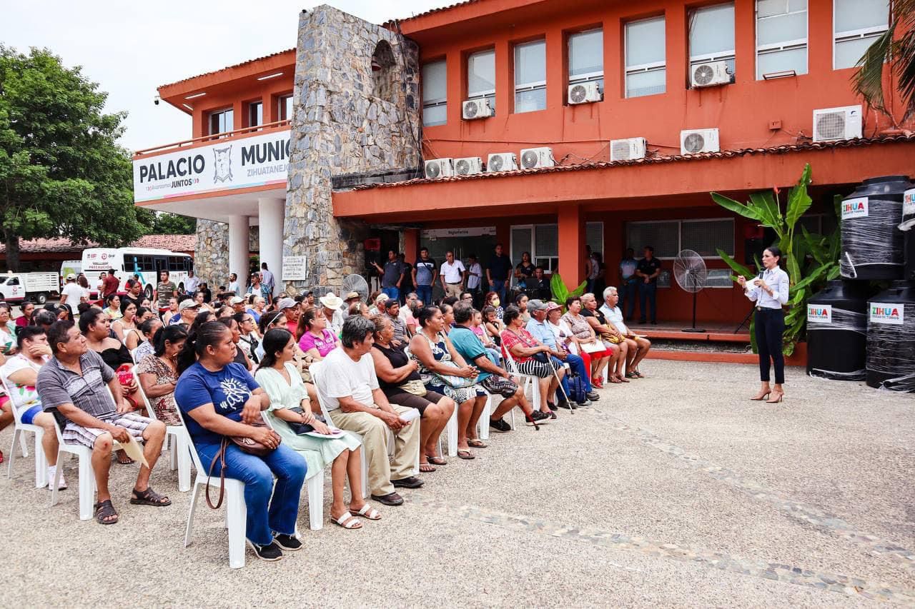 Entrega Liz Tapia material para viviendas en Zihuatanejo
