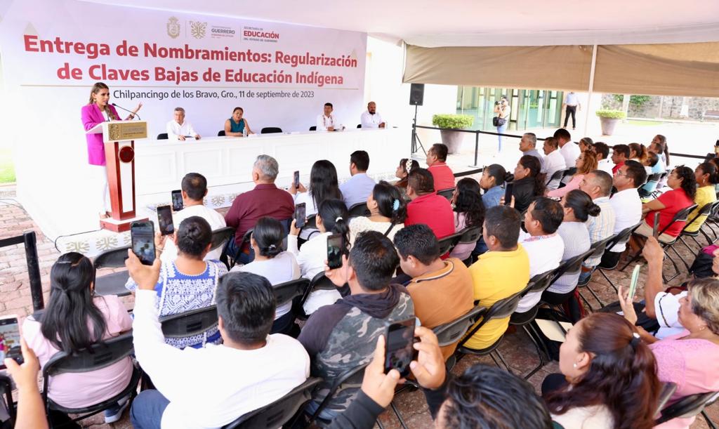 Entrega Evelyn Salgado nombramiento de regularización a 200 docentes de educación indígena