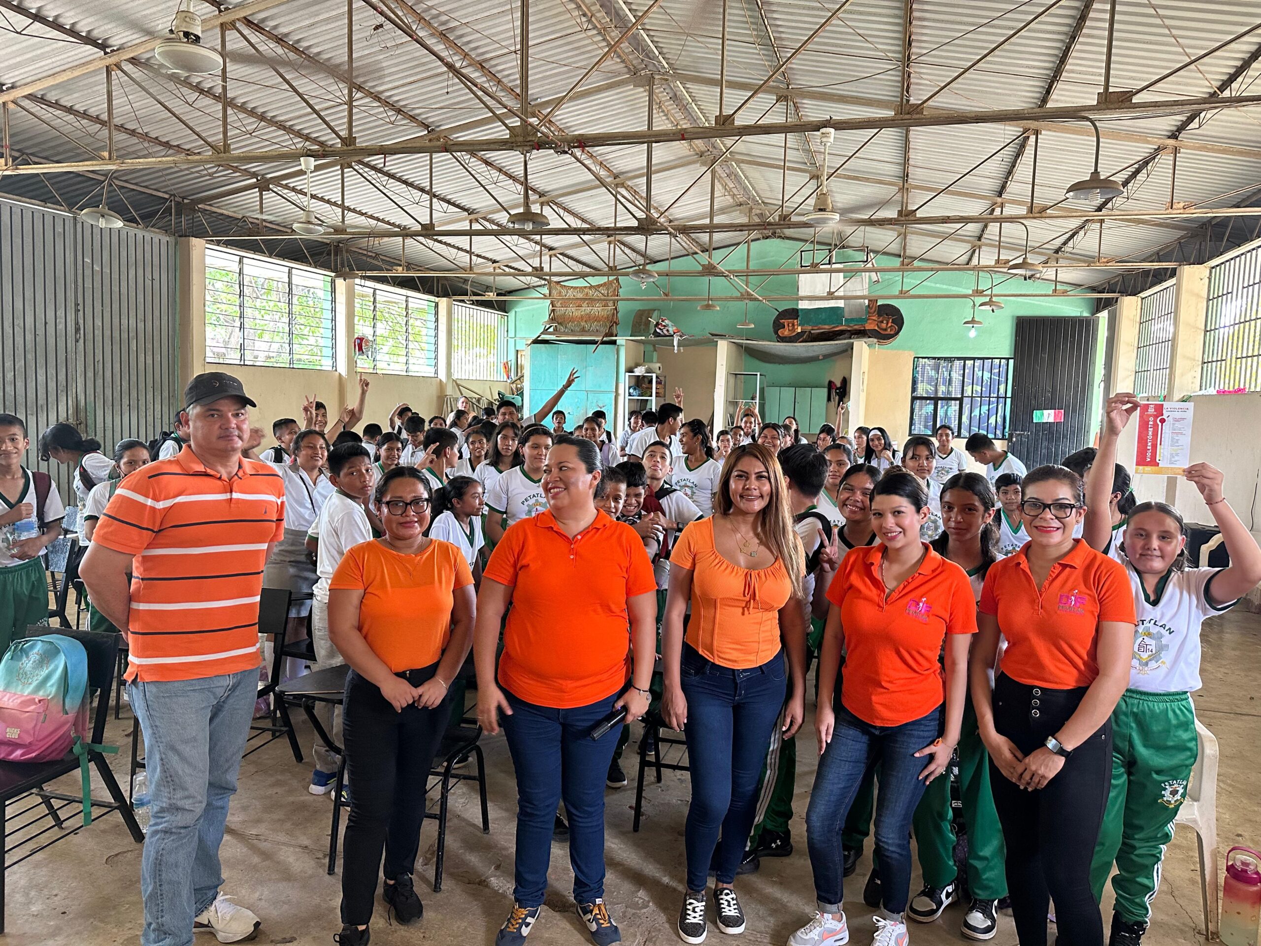 Imparten en Petatlán conferencias en el marco del Día Internacional de la No Violencia