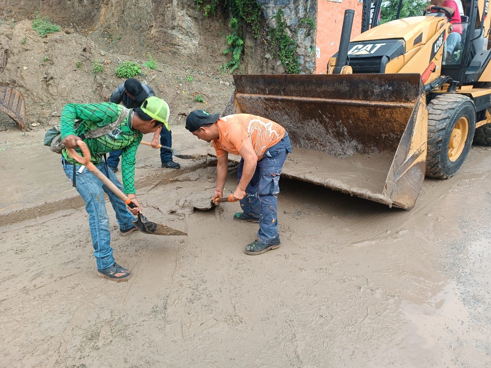 Intensifican en Zihuatanejo limpieza, obras y abastecimiento de agua potable tras paso de «Max»