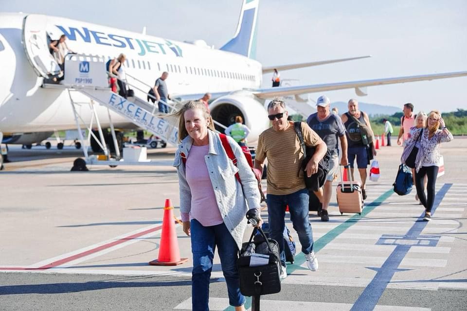 Llega a Zihuatanejo primer vuelo de Canadá por temporada invernal