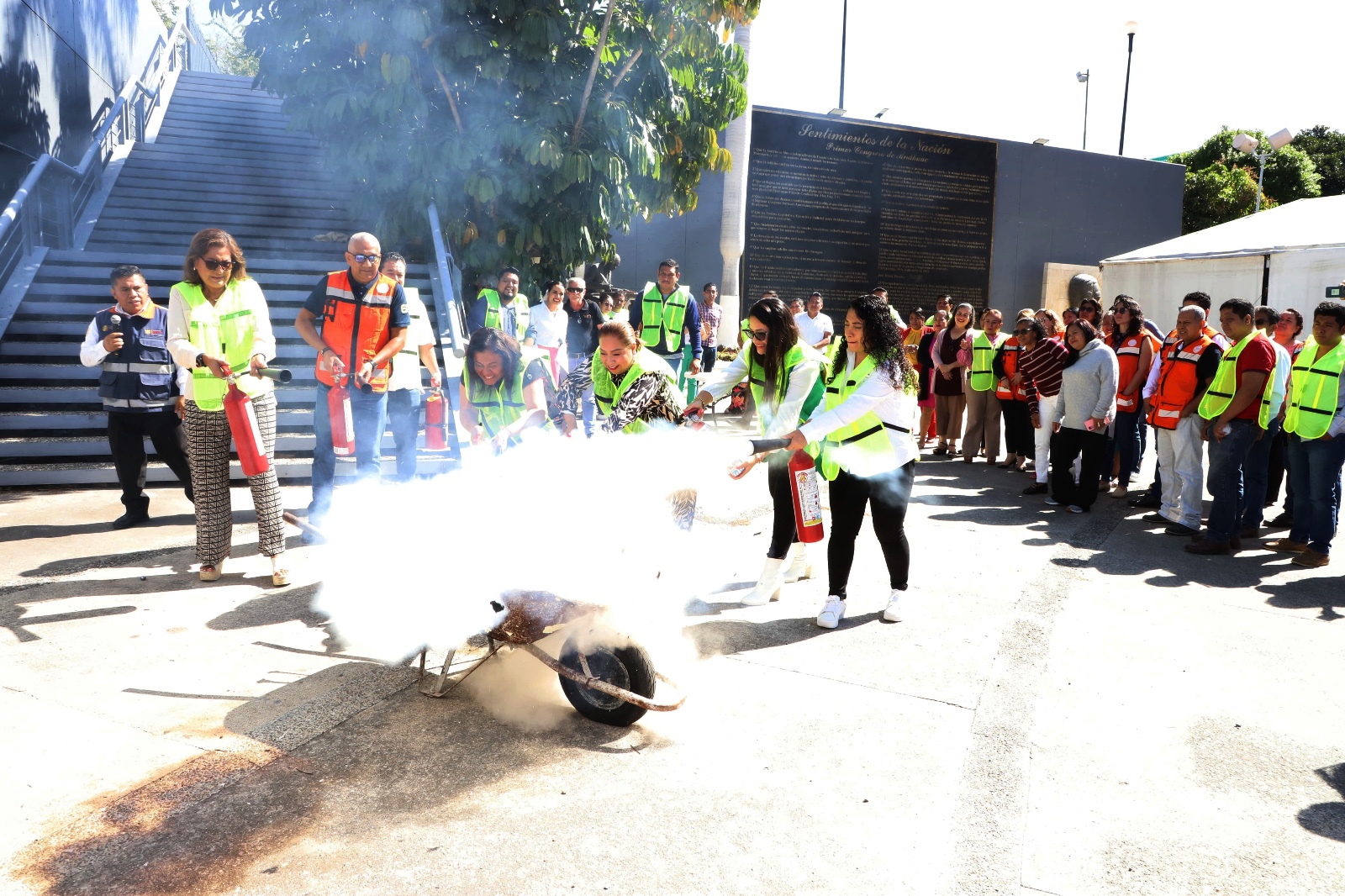 Toman protesta a brigadas internas de protección civil en el Congreso del Estado