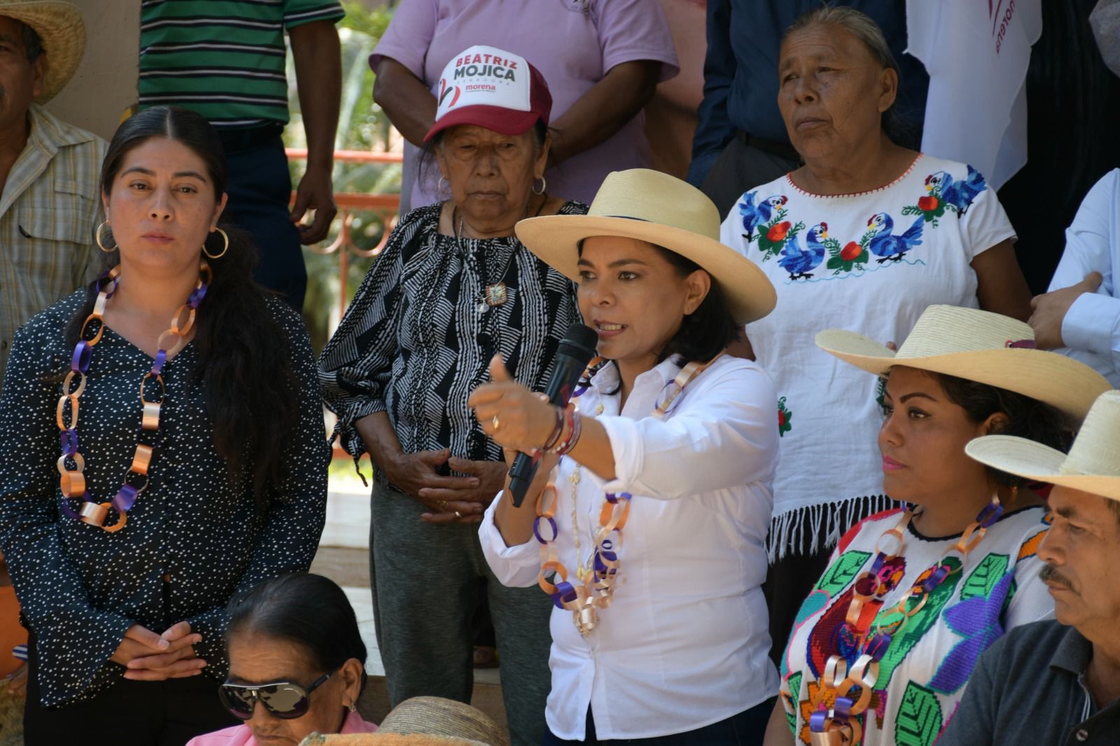 En Iliatenco, Beatriz Mojica se compromete a impulsar la producción de café en la región