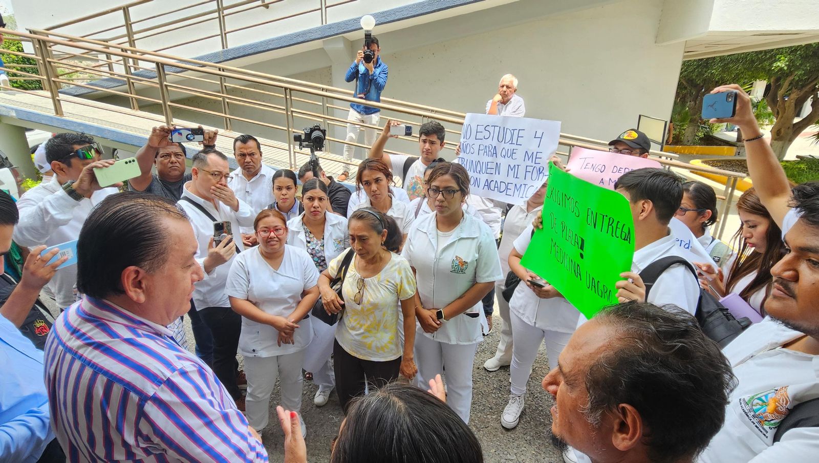 Atiende Javier Saldaña a estudiantes de Medicina que demandan espacios para realizar internados