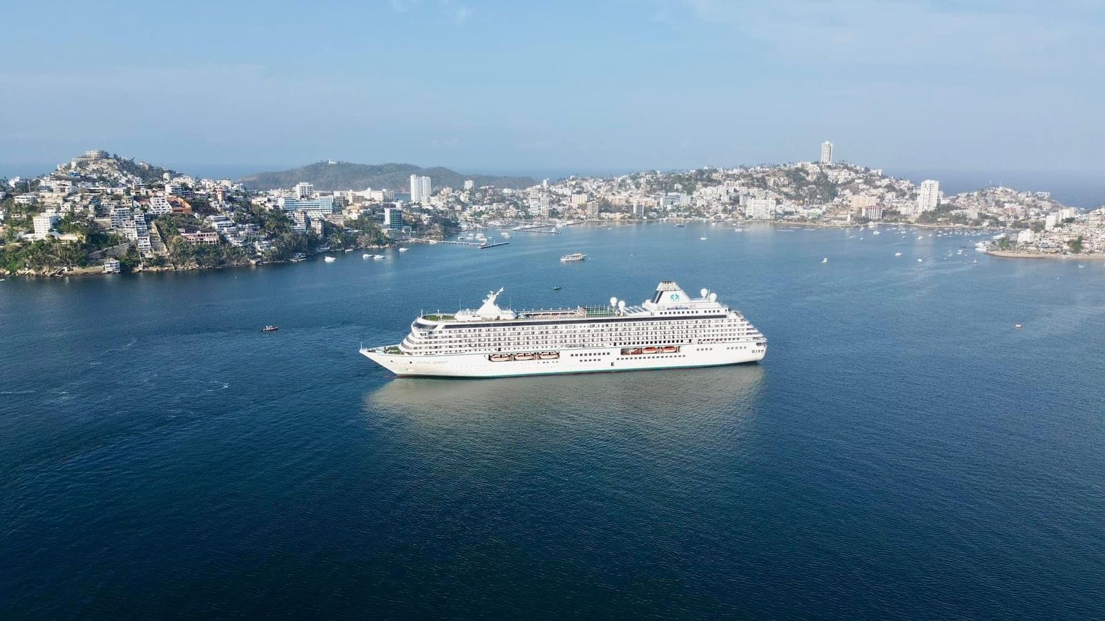 Recibe Acapulco el crucero Cristal Serenity con más de mil personas a bordo