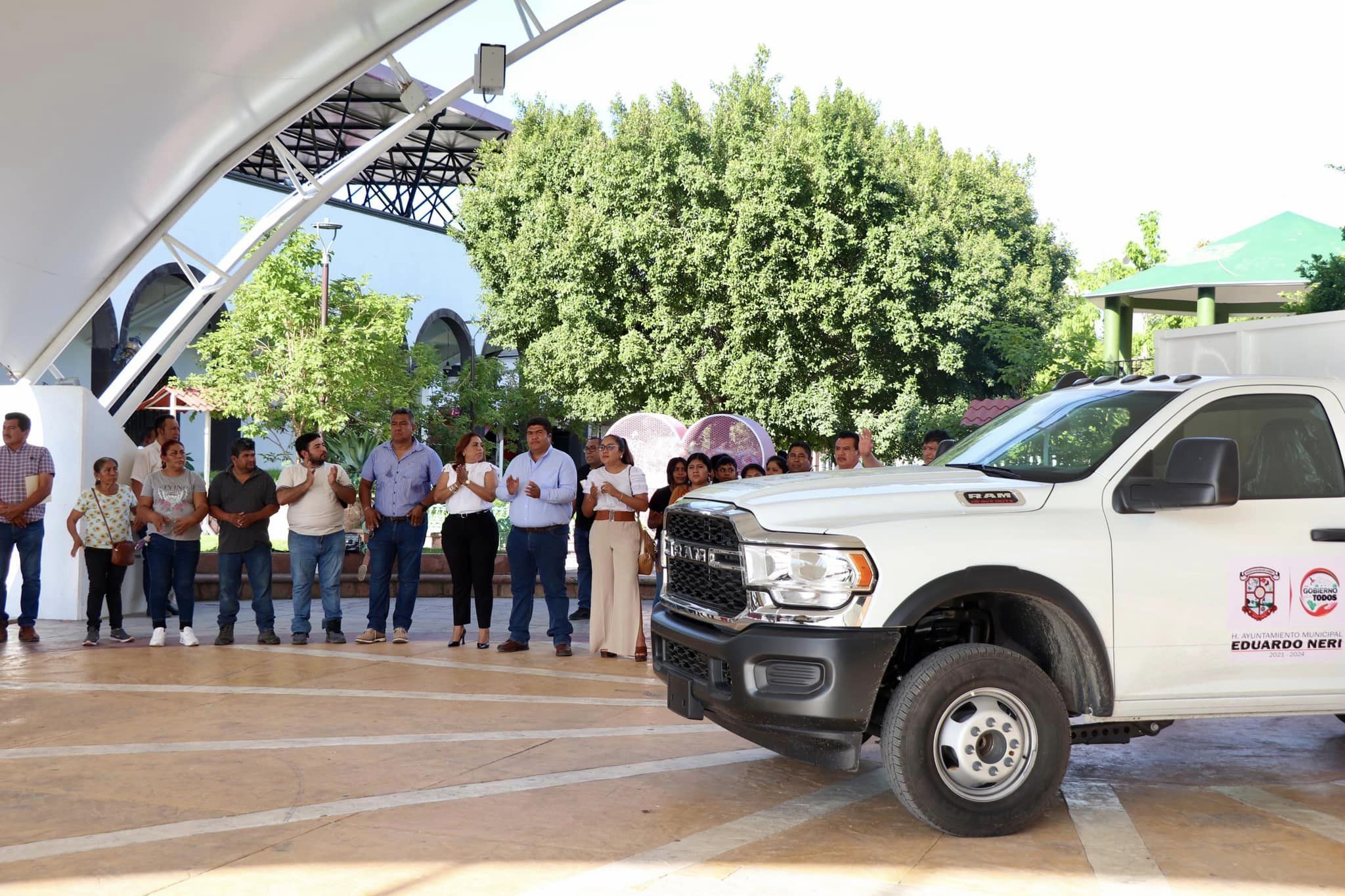 Entrega Sara Salinas camión recolector de basura para Mezcala