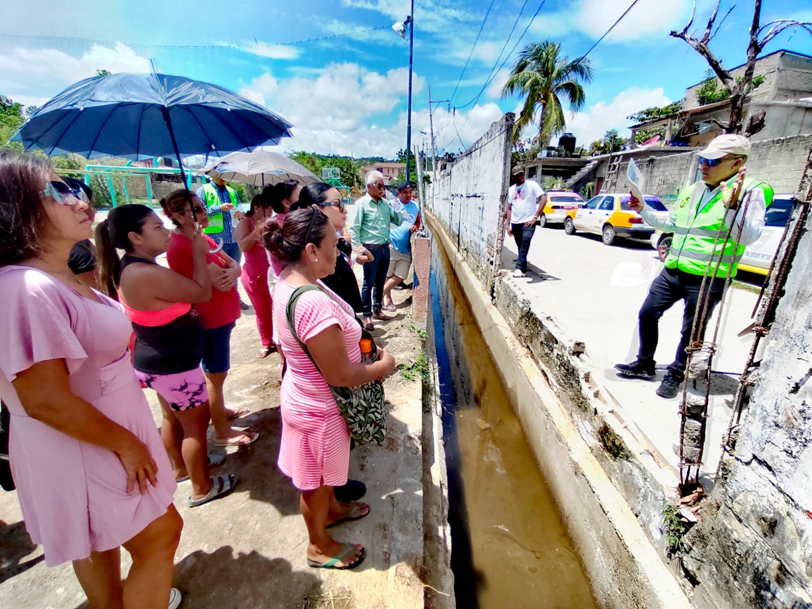 Desazolva Capaseg canales pluviales de fraccionamiento que se inunda cada año en Acapulco