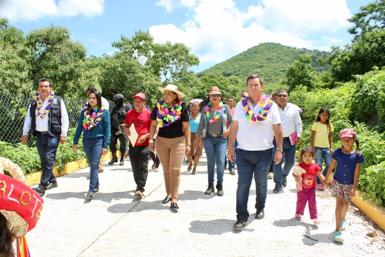 Entrega Sara Salinas pavimentación de calle principal de Papalotepec en Eduardo Neri