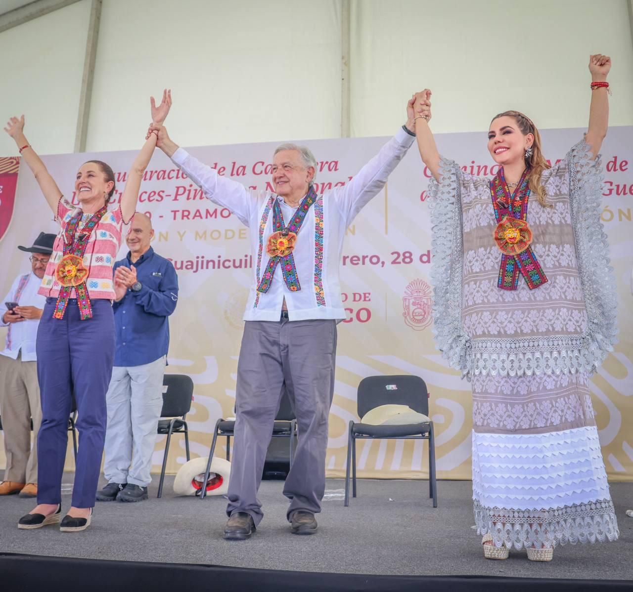 AMLO, Sheinbaum y Evelyn Salgado inauguran obras y recorren Costa Chica