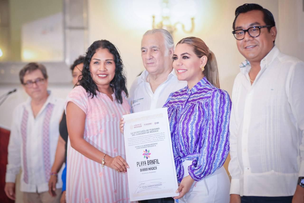 Entregan Evelyn Salgado y Miguel Torruco denominación de Barrios Mágicos a Pie de la Cuesta y Playa Bonfil
